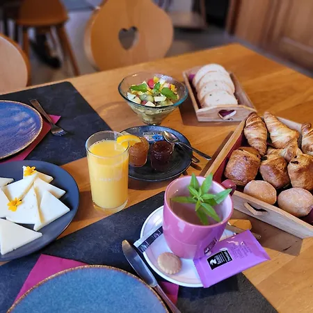 Le Mont-gele Värdshus Iserables